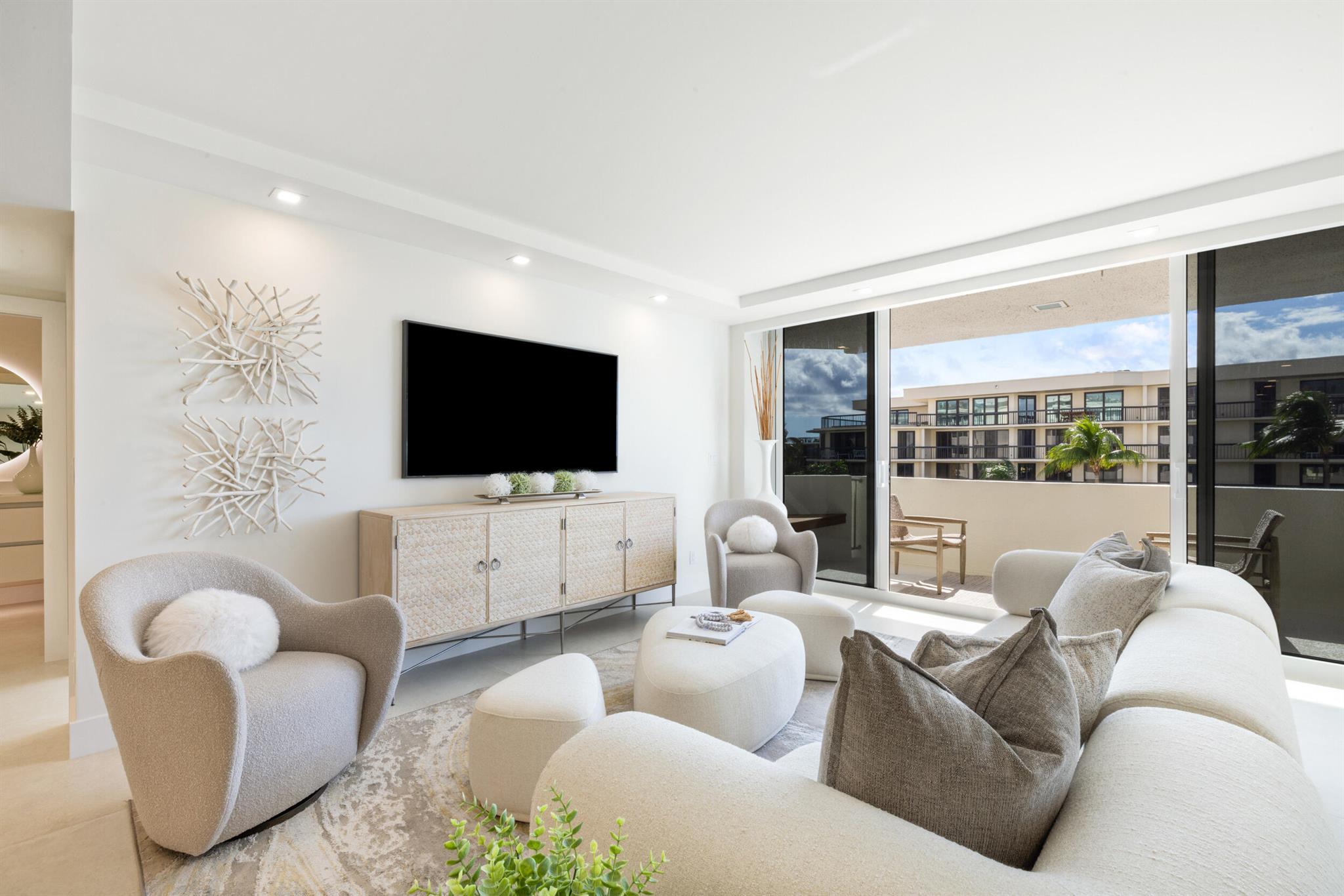 CARLYLE HOUSE CONDO - Residential