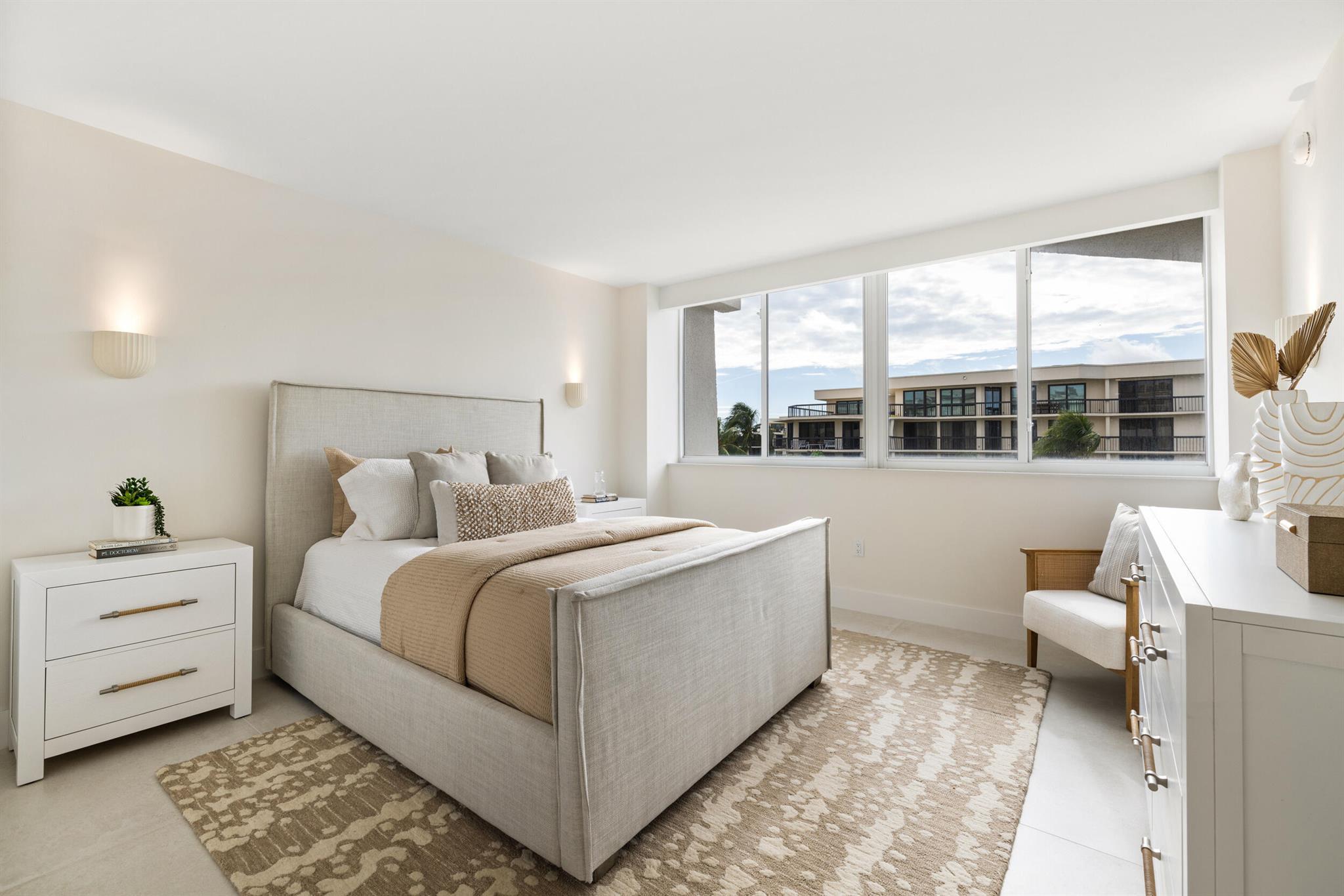 CARLYLE HOUSE CONDO - Residential