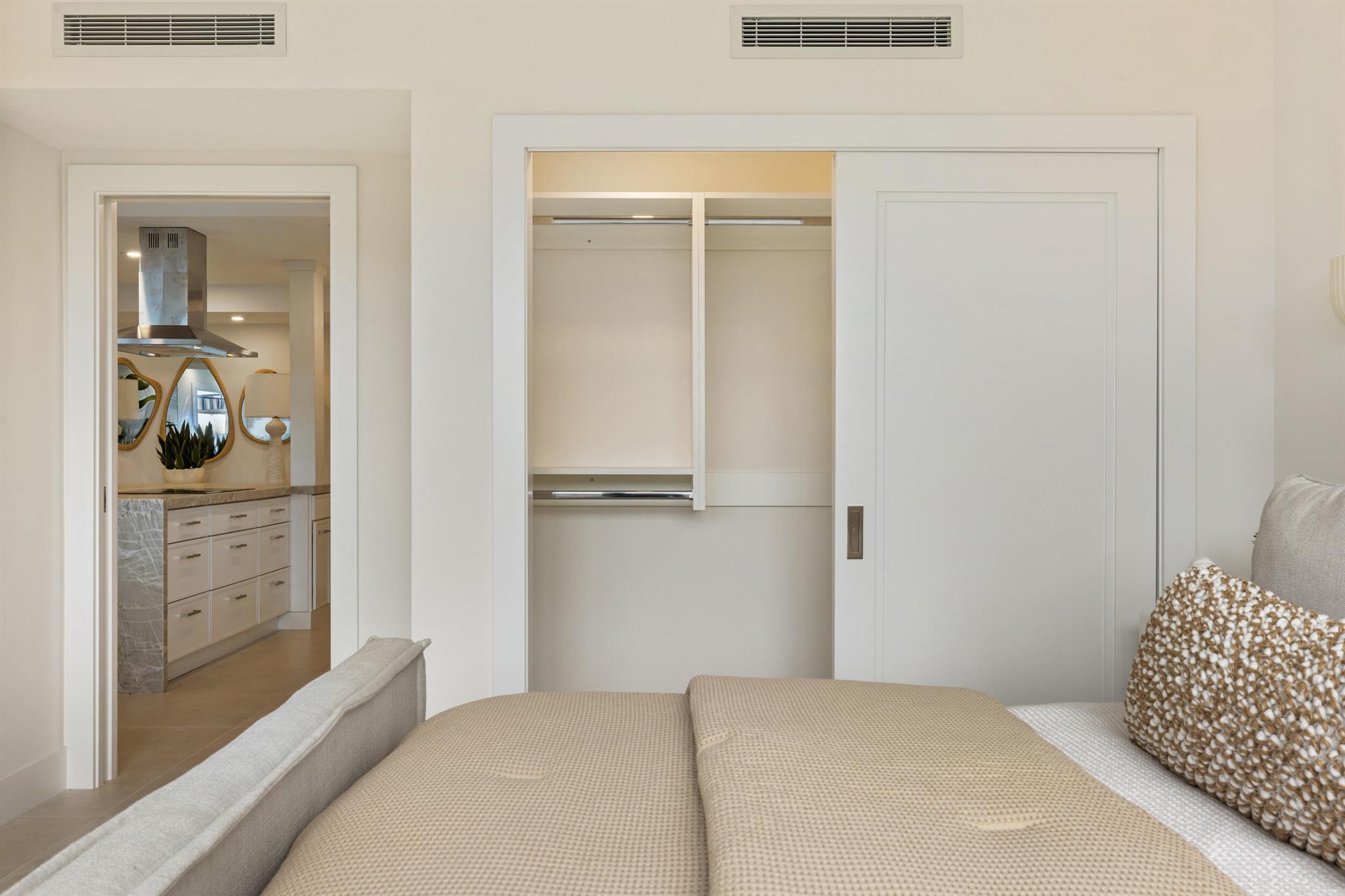 CARLYLE HOUSE CONDO - Residential