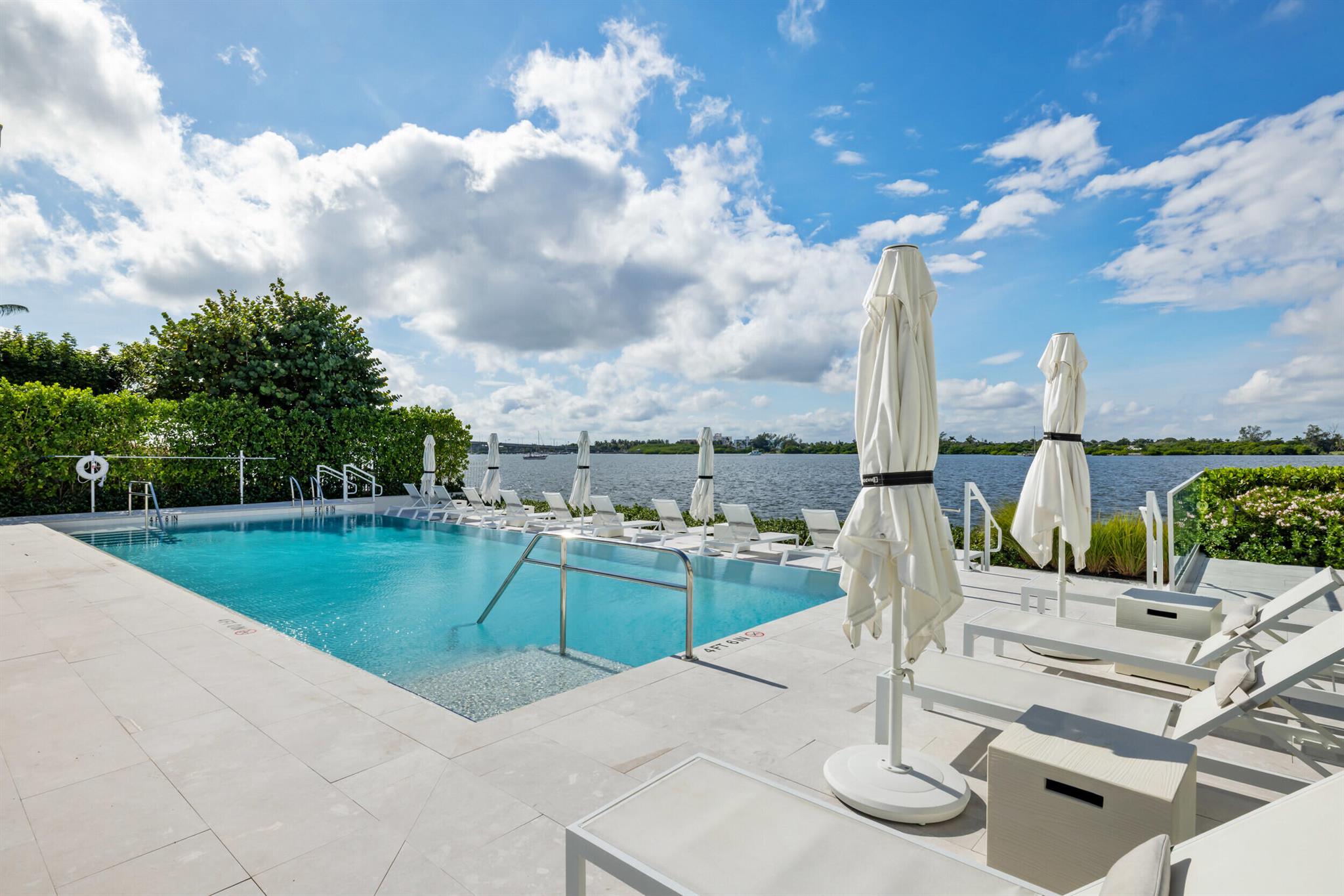 CARLYLE HOUSE CONDO - Residential