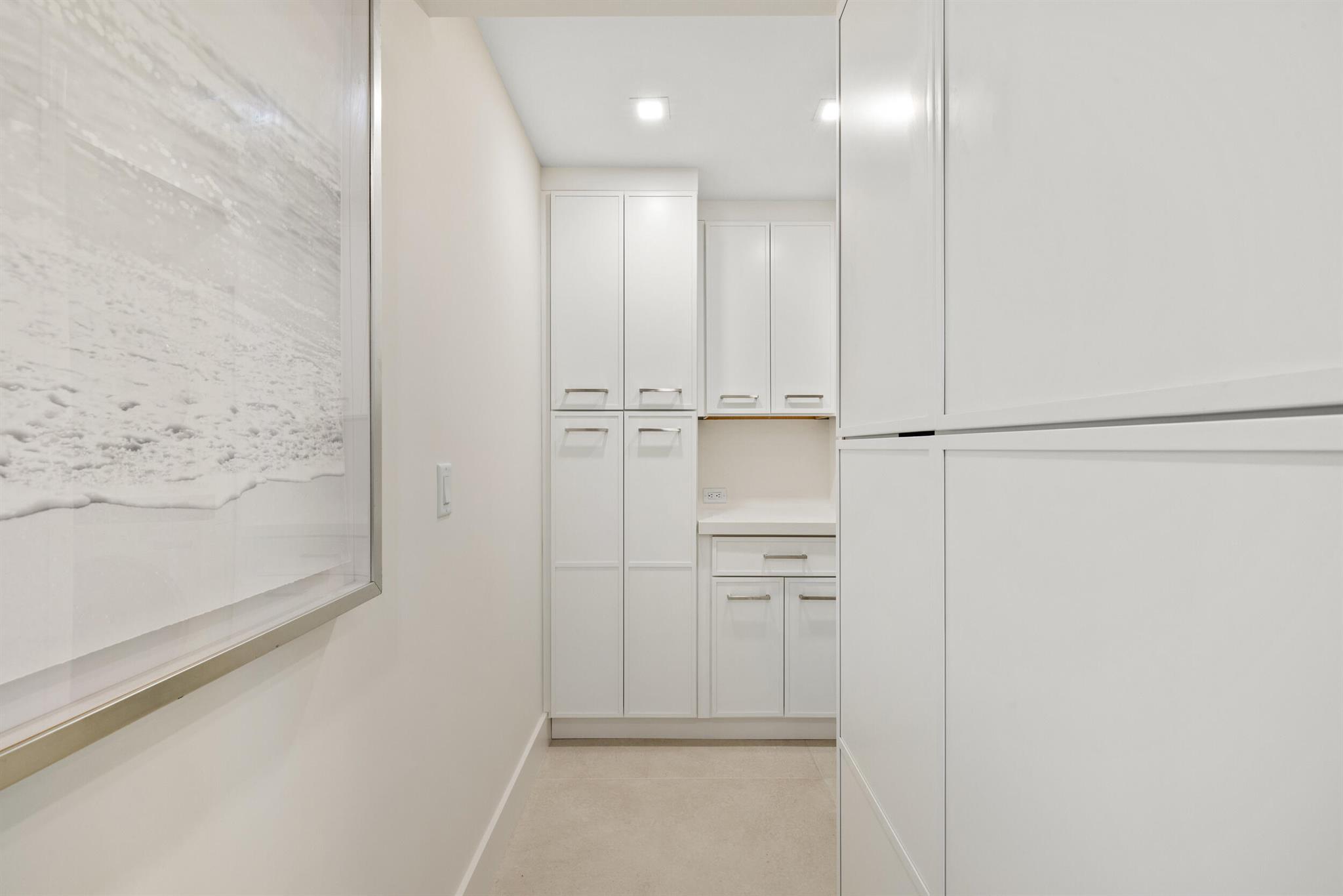 CARLYLE HOUSE CONDO - Residential