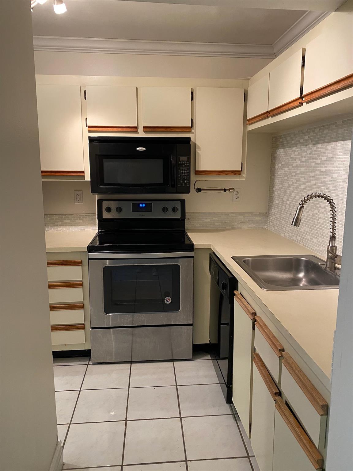 Recently updated 2/1 in Parc Vista near A Rated schools for rent. Community is gated and has 4 pools
jacuzzi, tennis courts, volleyball, raquet ball, gym and clubhouse. Lots of green areas and walking trails.