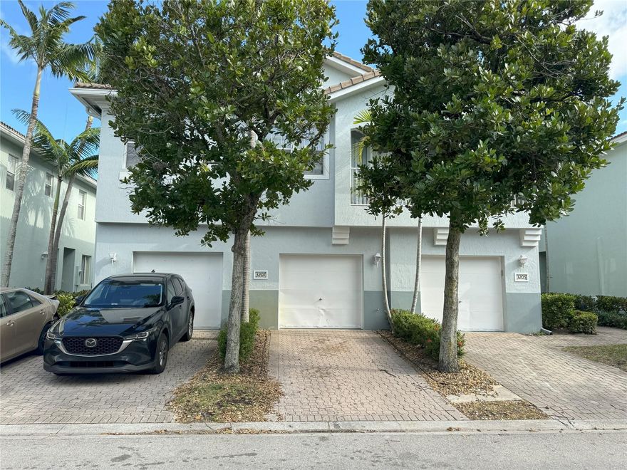 Fully Updated Townhouse in Thousand Oaks, Brand new flooring, paint and stainless steel appliances. Community includes Clubhouse with gym, pool, tennis courts, basketball courts and playground. Call or text listing Agent for any questions and showings.