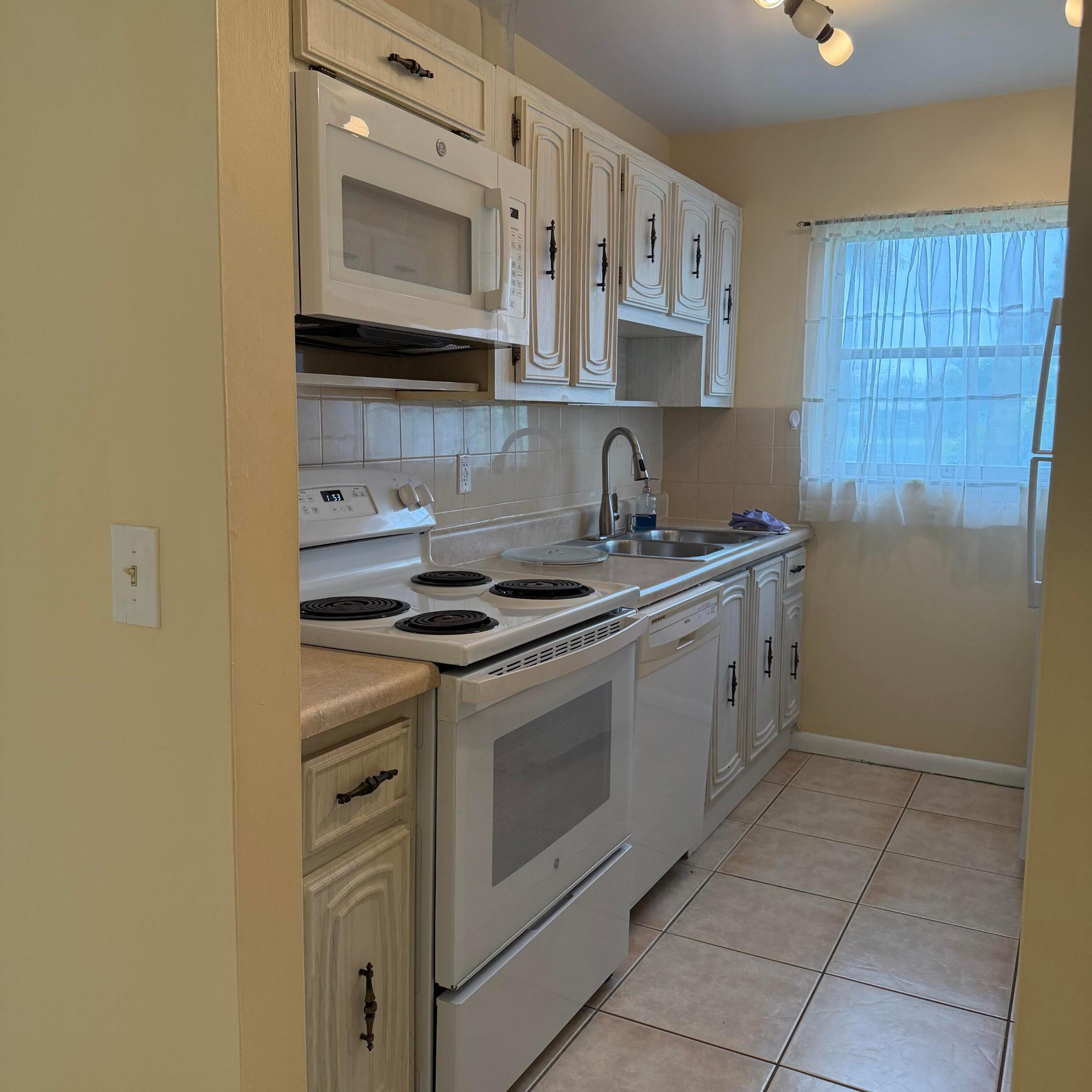 HIGH POINT OF DELRAY BEACH CONDO SEC III - Residential Lease