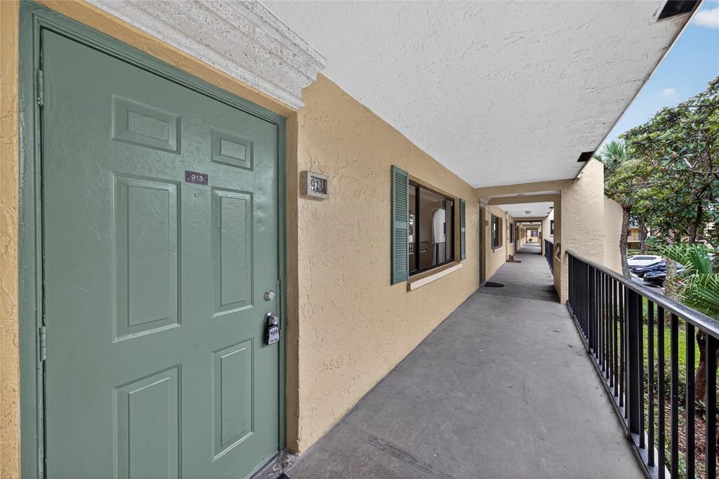 Photo of 913 Meadows Circle #913, Boynton Beach, FL 33436 (MLS # F10546782)