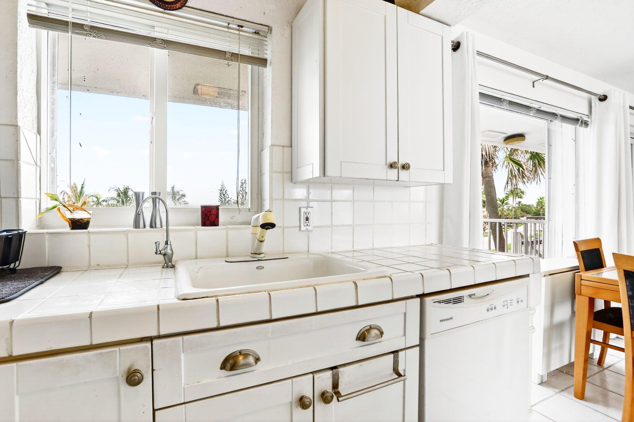 HILLSBORO MILE OCEAN APTS - Residential