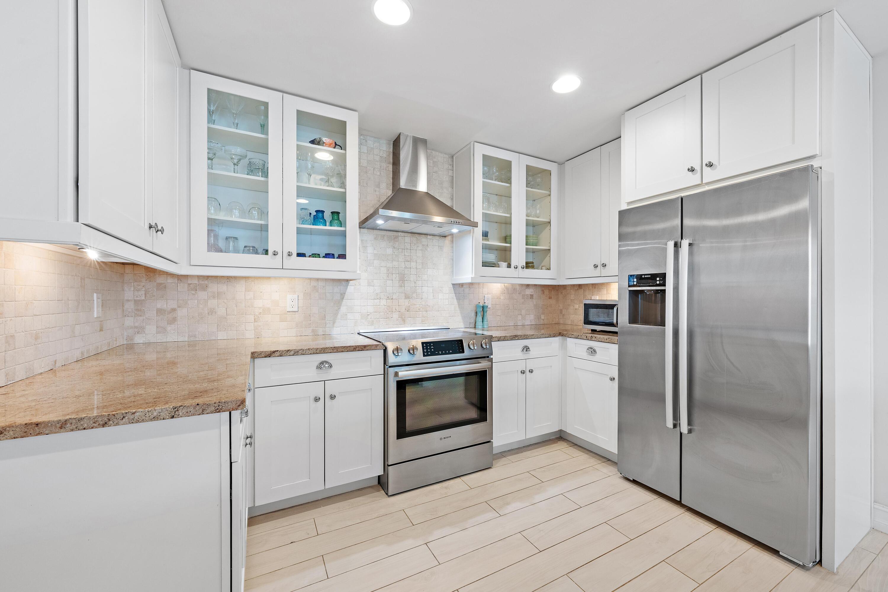 432 Bay Colony Drive N