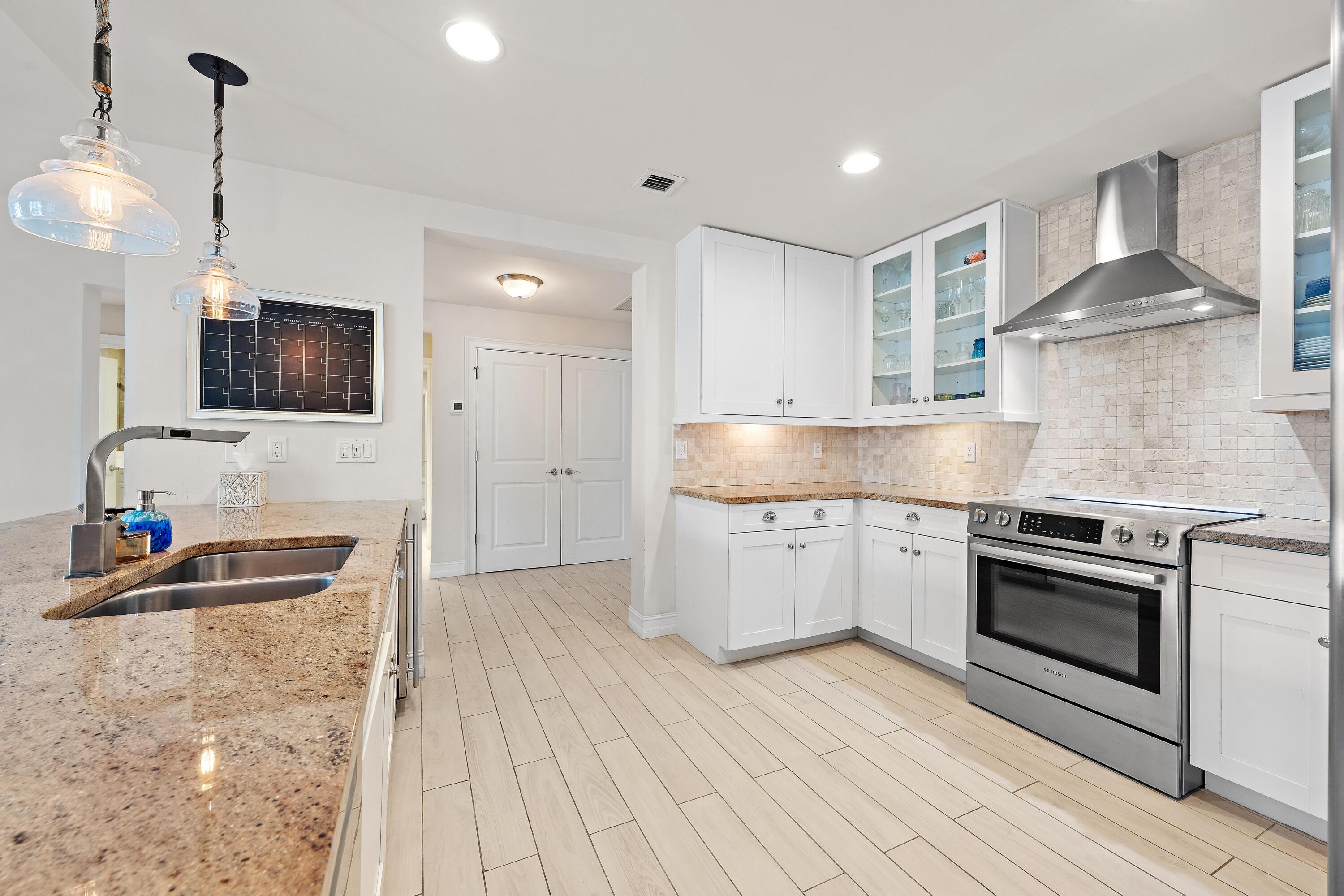 432 Bay Colony Drive N