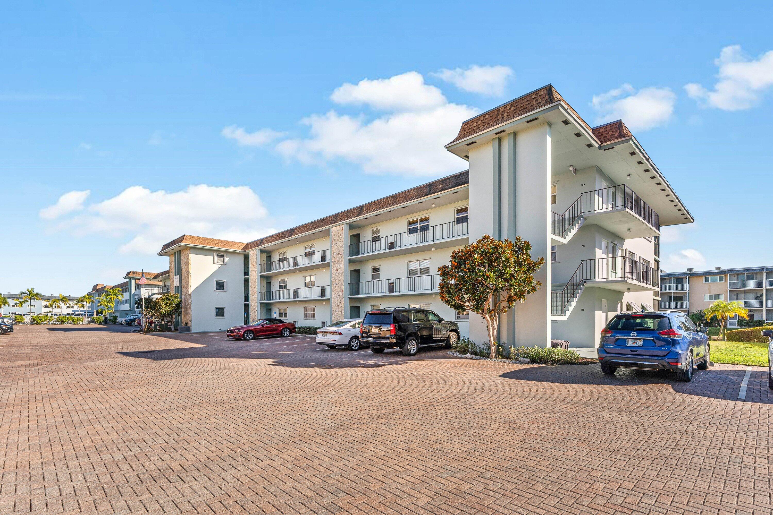 HAMPTON HOUSE CONDO - Residential