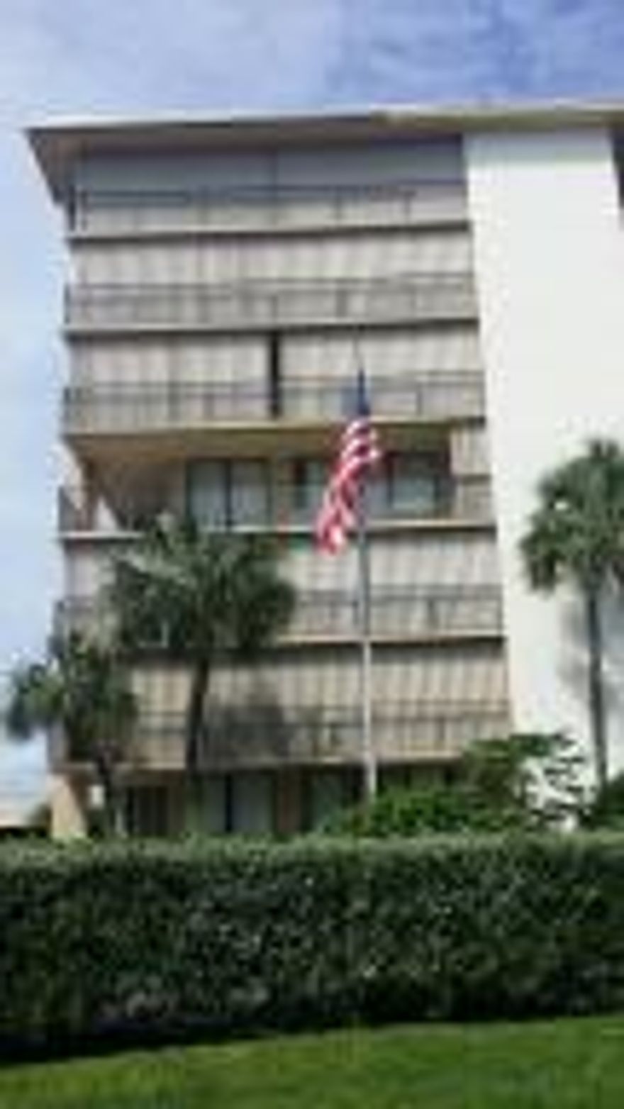 GREAT PALM BEACH UNIT, POOL AND CLUBHOUSE ON THE INTRACOASTAL, LIGHT BRIGHT AND AIRY

AVAILABLE $1600/ANNUAL  $2600  SEASONAL