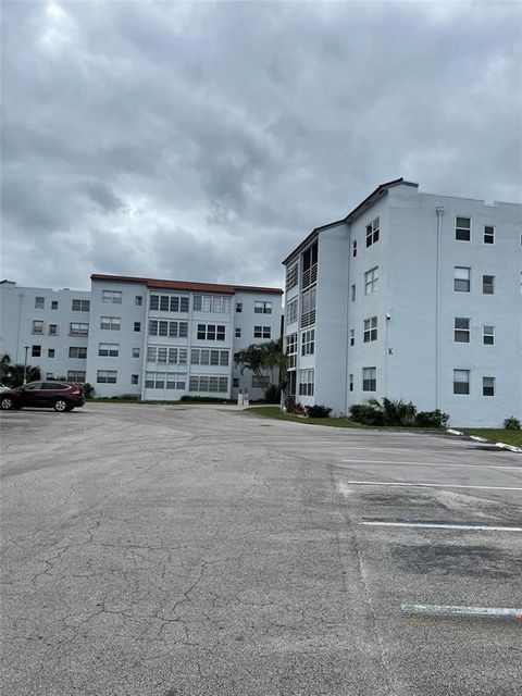 A home in Lauderdale Lakes