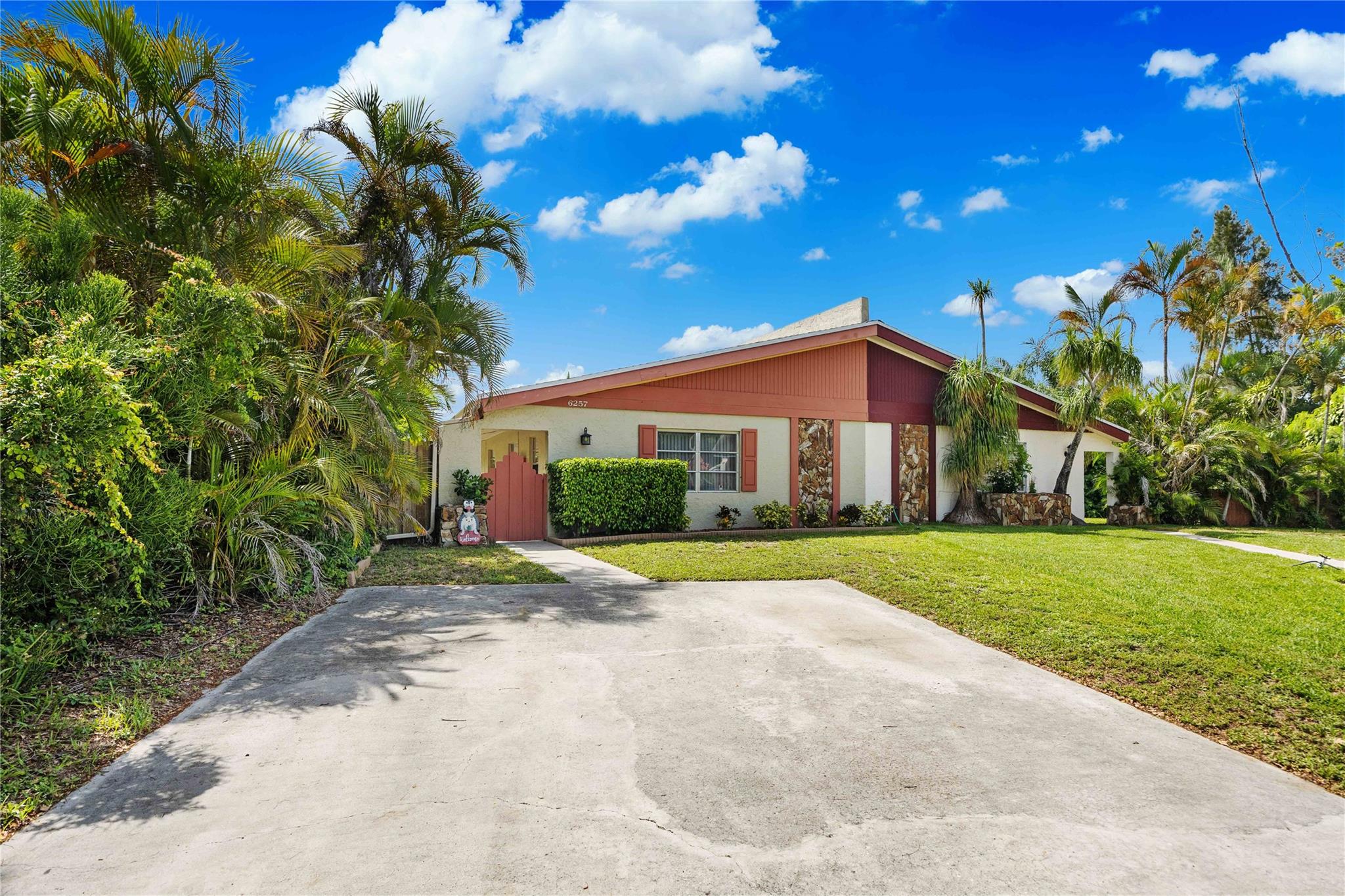 This is a charming semi-attached villa on an oversized lot, with a beautiful canal view. The side lot is very large and there is an enclosed patio, Florida room for additional space. The roof and AC are new. There is plenty of closet space and 3 bedrooms, perfect for family use.