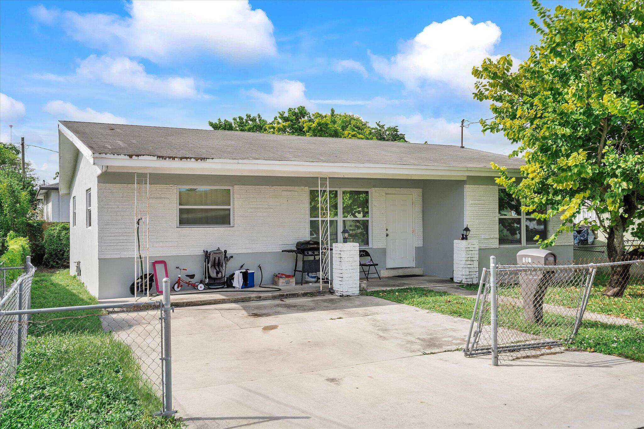 View photos, virtual tours, details... 811 NW 5th Avenue