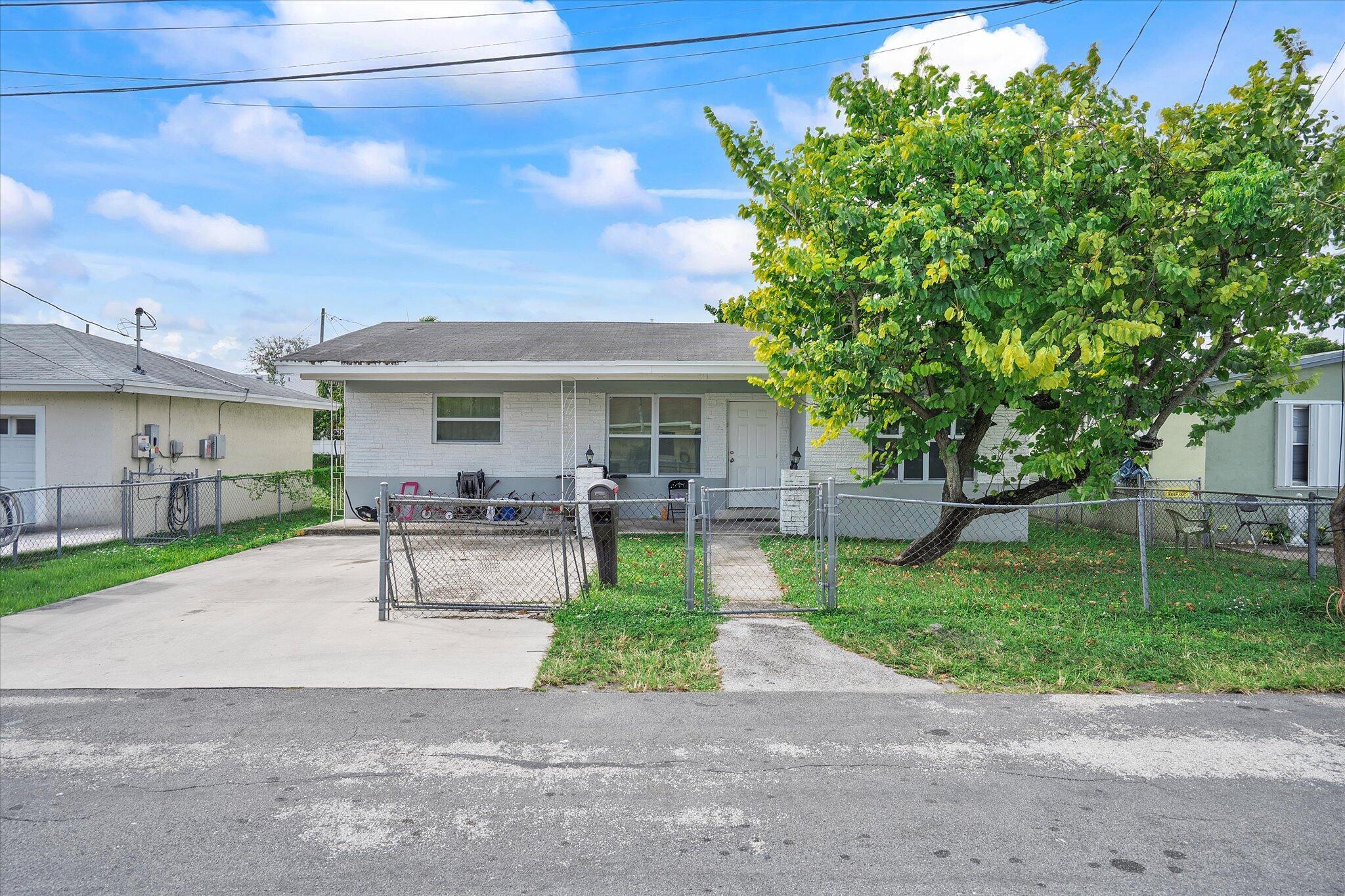 View photos, virtual tours, details... 811 NW 5th Avenue