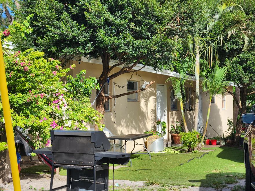 Great duplex opportunity with plenty of upward potential. 2/1 each side with separate meters. Located in a great neighborhood off Delaware in Fort Pierce. Rent potential $1100 - $1300 once fixed up. Current tenatns are monthly. Short drive to historic downtown and beaches, easy access to I-95 and turnpike. 402 Decordre also available!