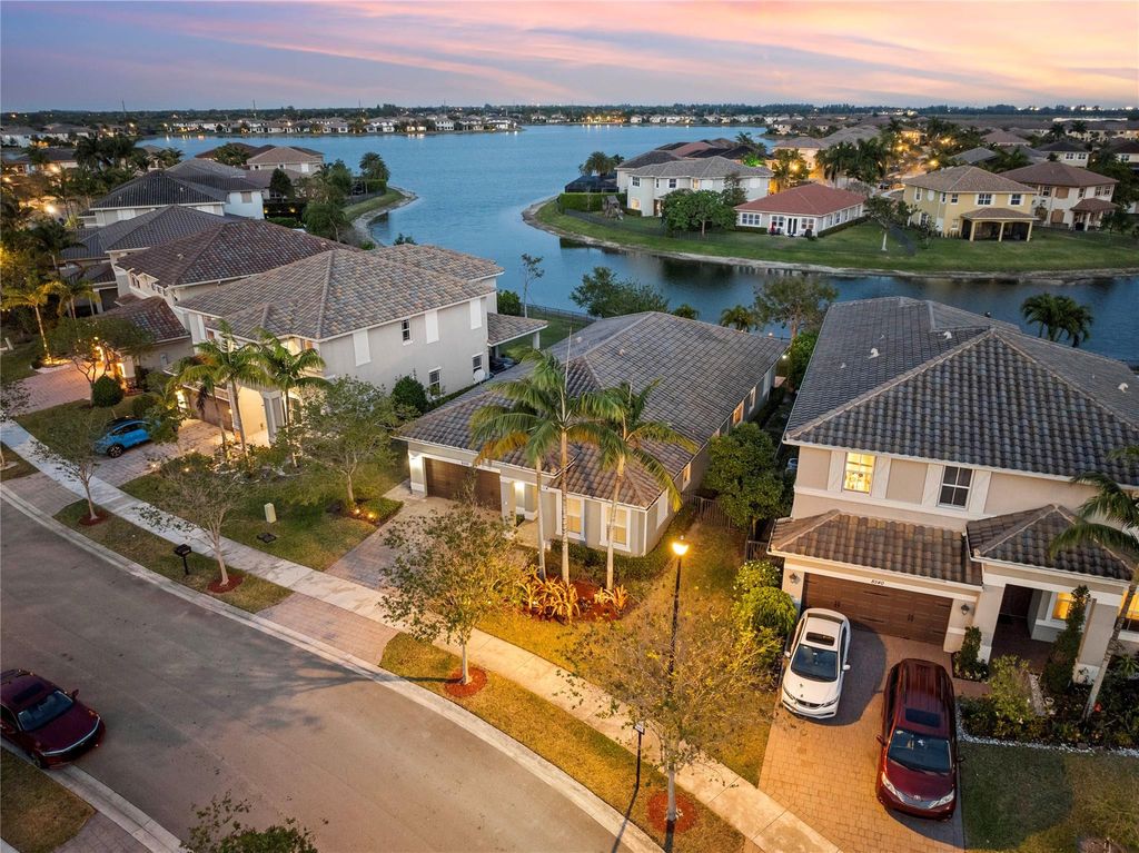 Photo of 8550 Lakeside Bend, Parkland, FL 33076 (MLS # F10551394)