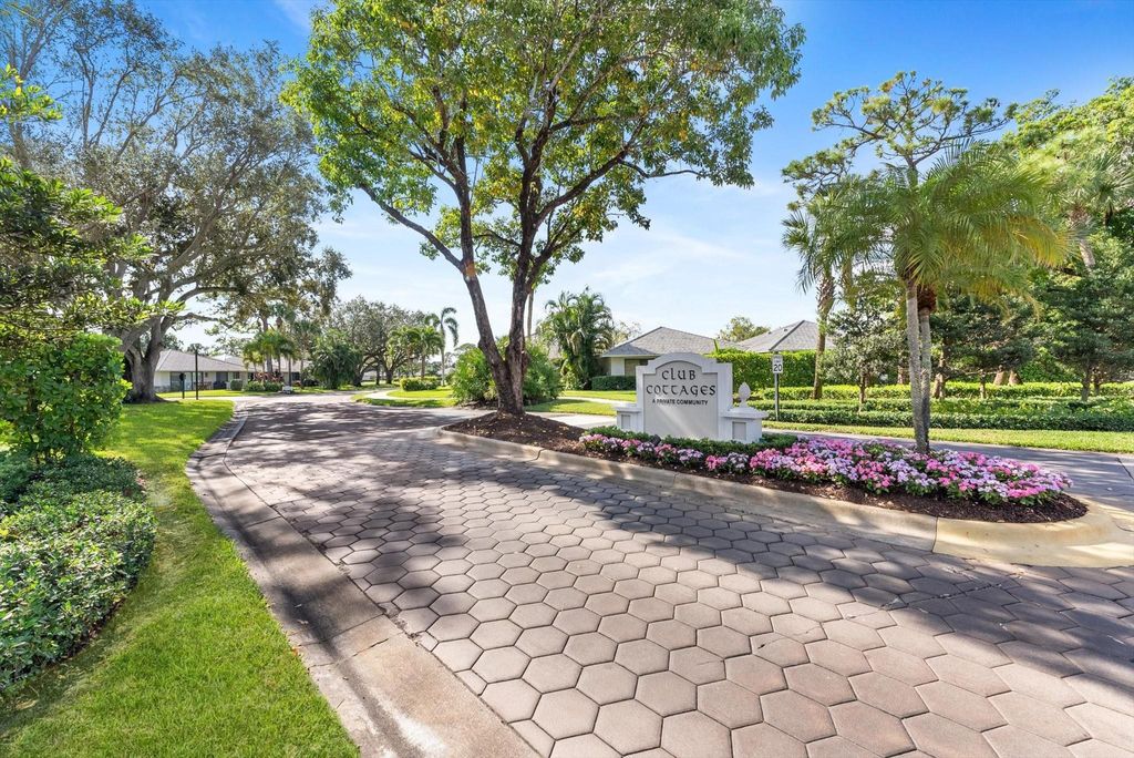 Photo of 842 Club Dr #842, Palm Beach Gardens, FL 33418 (MLS # F10538372)