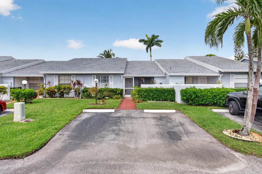 Photo of 4305 LUCERNE VILLAS Lane, Lake Worth, FL 33467 (MLS # B26057846)