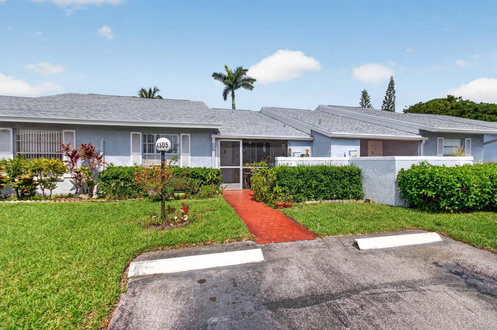 Photo of 4305 LUCERNE VILLAS Lane, Lake Worth, FL 33467 (MLS # B26057846)