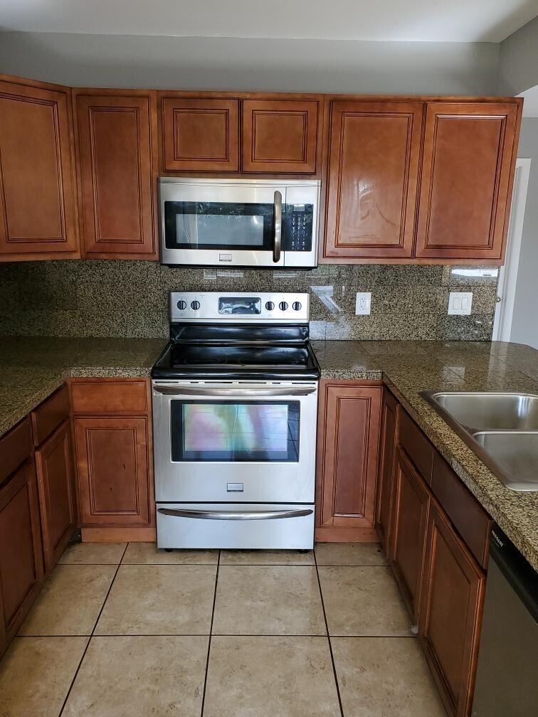 EASTRIDGE ESTATES - Residential Lease