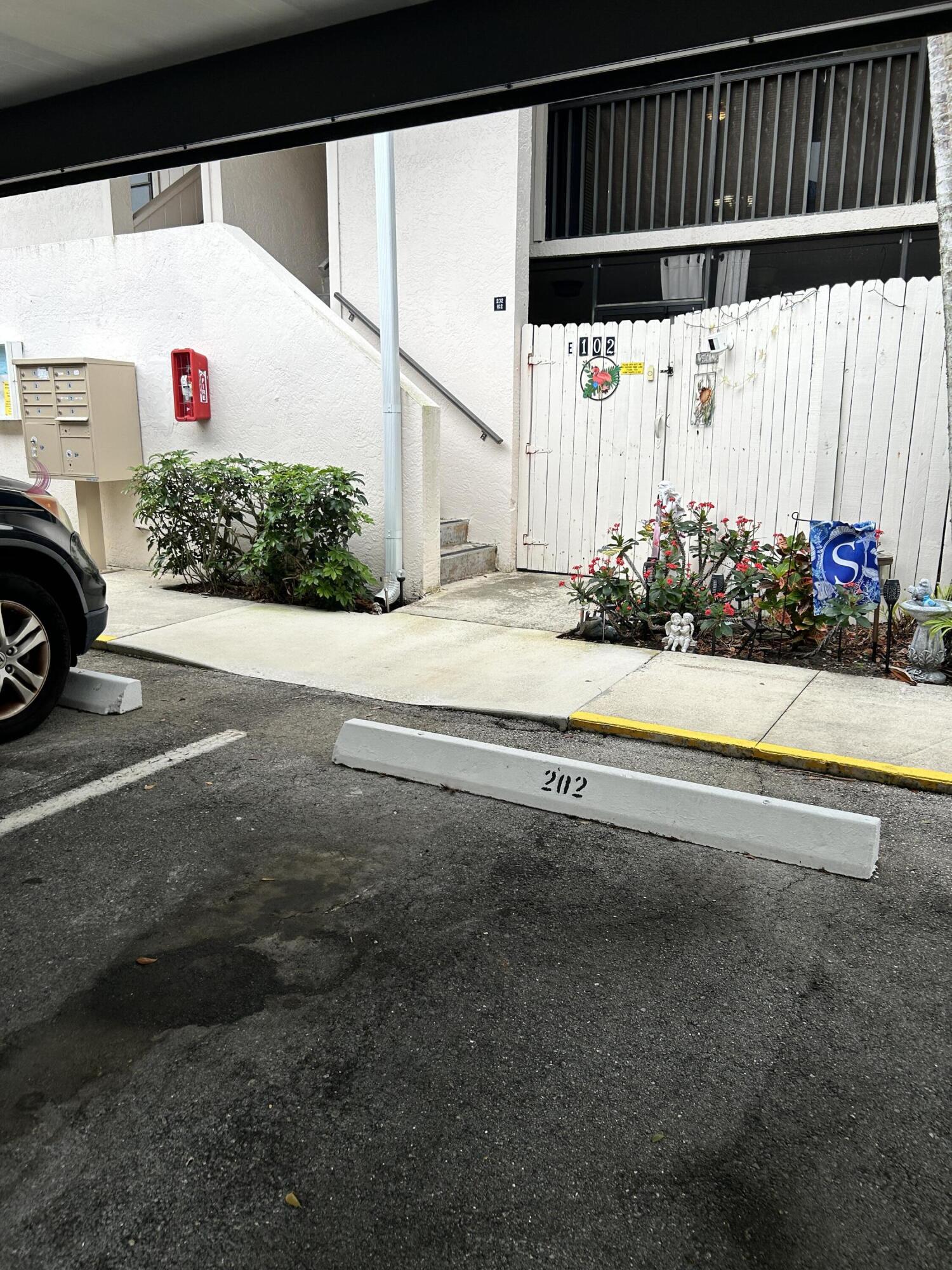 TWIN LAKES SOUTH & TOWN VILLAS CONDO - Residential