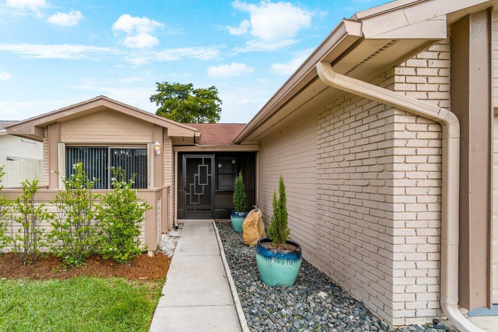 Photo of 7 Fawlkland Circle, Boynton Beach, FL 33426 (MLS # R10943177)