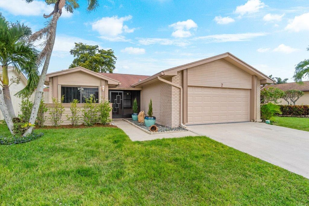 Photo of 7 Fawlkland Circle, Boynton Beach, FL 33426 (MLS # R10943177)