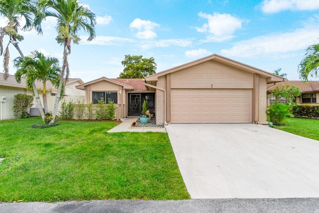 Photo of 7 Fawlkland Circle, Boynton Beach, FL 33426 (MLS # R10943177)
