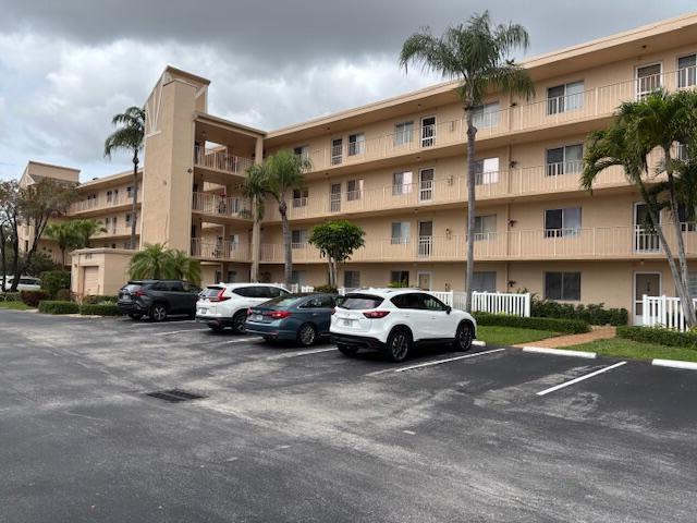 This updated and freshly redone unit is move in ready!! Huntington LAkes has all the amenities PLUS a great location!! Close to shopping AND THE BEACH!!! 2nd floor AND CLOSE TO ELEVATOR!! Grounds and clubhouse are kept immaculately!! Pickelball , Tennis, etc, What more could you want!! ALL at a GREAT PRICE