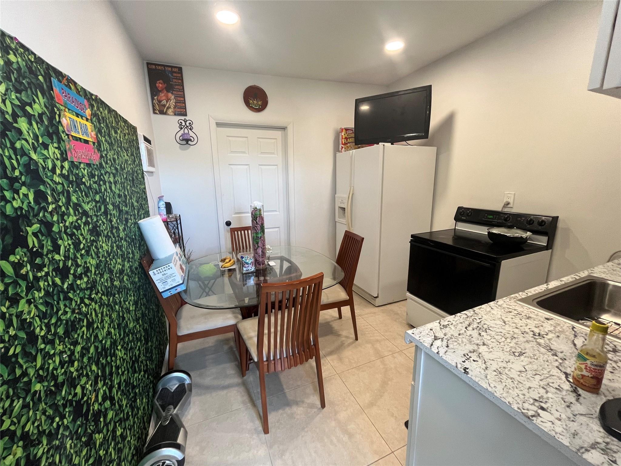 Sunshine Holiday - Residential