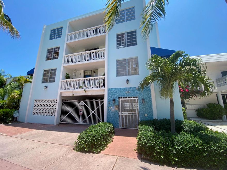 Tastefully remodeled and furnished 1 BR / 1 BR in boutique Art-Deco building located in desirable South of Fifth area! 1 covered parking space. Laundry in the building! A short walk to the beach and to South Point, marina, shops and all the best restaurants in the area! EZ to see!!