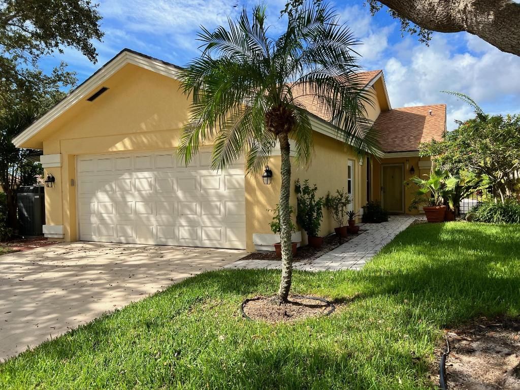 Photo of 100 Cape Pointe Circle, Jupiter, FL 33477 (MLS # R11086774)