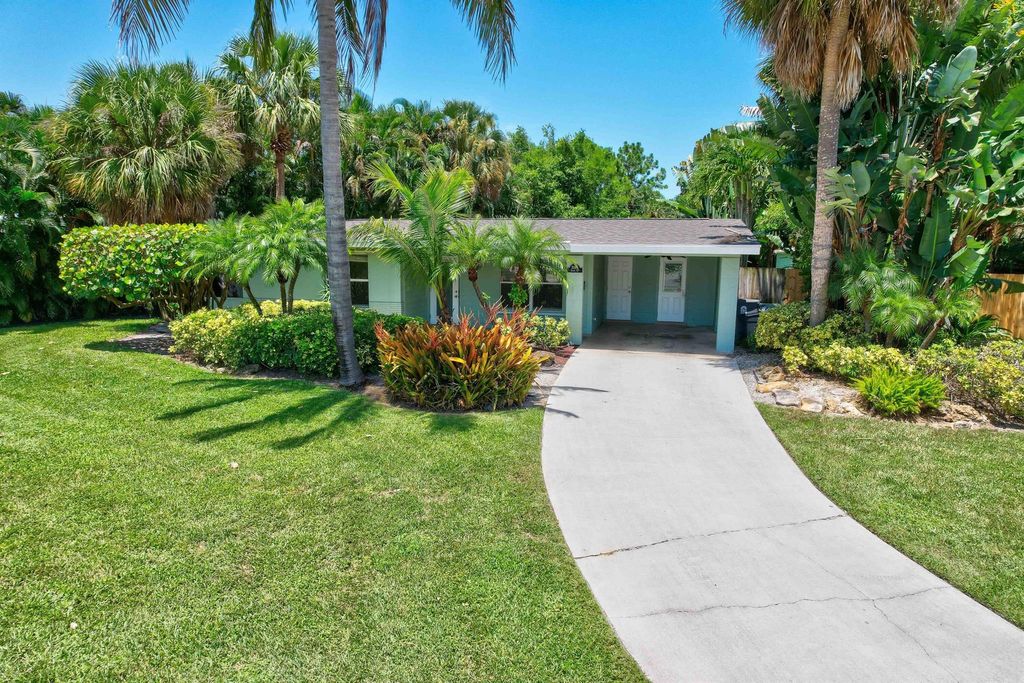 Photo of 3089 Grove Court, Palm Beach Gardens, FL 33410 (MLS # R10910195)