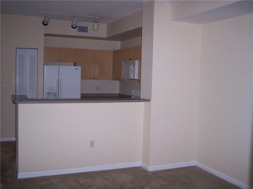 CLEAN , QUIET AND VERY PRIVATE 2/2 SOUTHWEST PENTHOUSE CORNER UNIT. POOL AND SUNSET VIEWS. COMPLEX LOCATED IN THE HEART OF HOLLYWOOD. CLOSE TO BEACHES , ART PARKS AND SHOPPING. FULL SIZE WASHER AND DRYER IN UNIT.