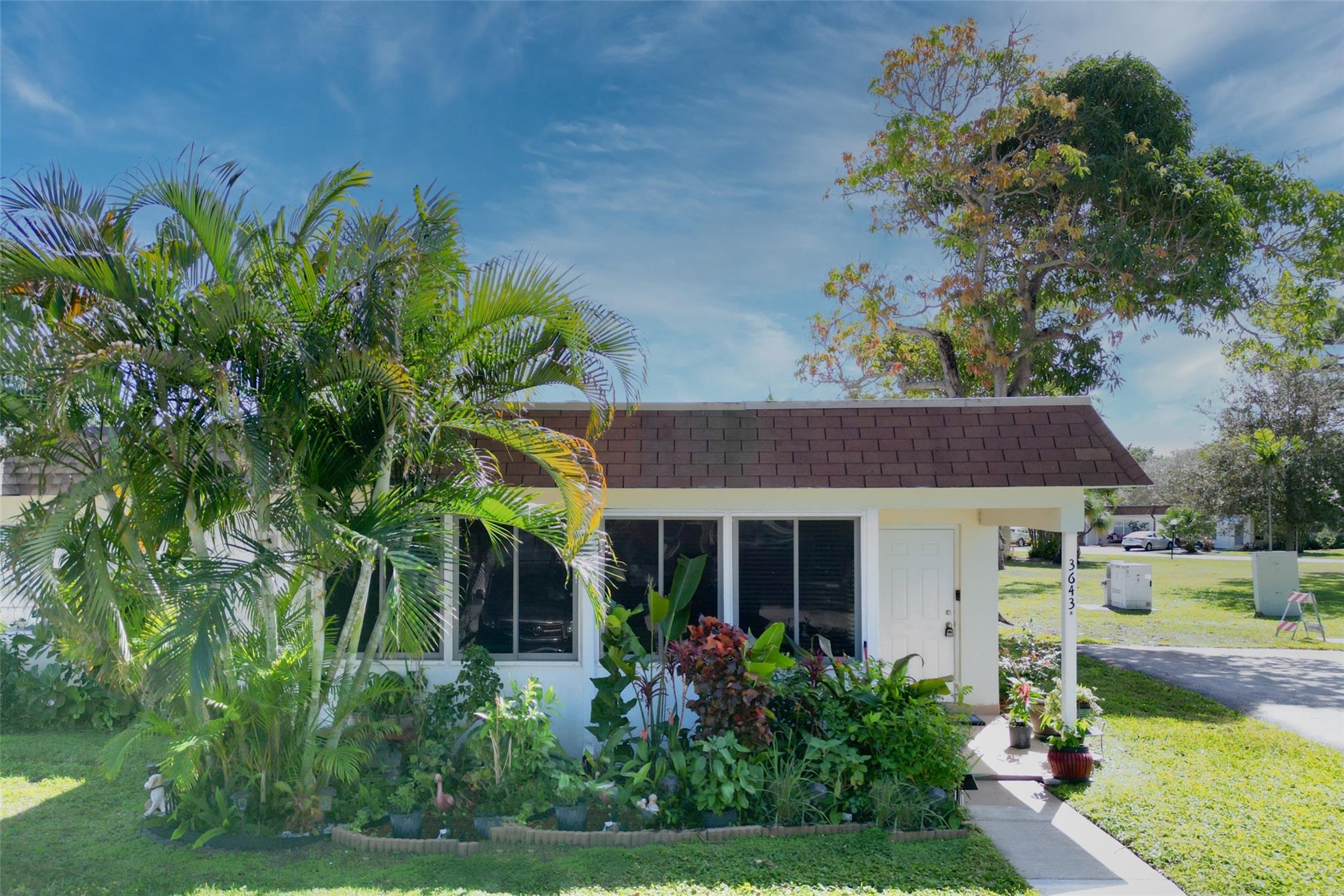 BEAUTIFUL 2/2 CORNER UNIT VILLA IN NATURA COMMUNITY. UPDATED WITH IMPACT WINDOWS, NEWER KITCHEN, BATHROOMS AND TILE THROUGH OUT. IT IS A GREAT CORNER UNIT WITH TONS OF NATURAL LIGHT. IT IS ONLY 1 FLOOR FOR EASY TO GET IN AND OUT. PARK YOUR CAR RIGHT NEXT TO YOUR UNIT LIKE A SINGLE FAMILY HOME. PERFECT FOR FULL TIME OR SEASONAL FLORIDA LIFE. AC IS 2018, NEWER ELECTRIC PANEL,
ROOF RESEALED 2021. IT CAN BE RENTED RIGHT A WAY WITH COMMUNITY RULES. GREAT LOCATION, JUST MINUTES TO THE BEACH, SHOPPING AND RESTAURANTS.