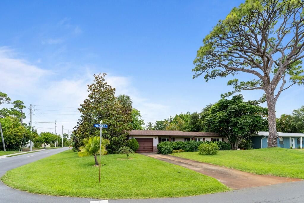 Photo of 924 SE Flamingo Avenue, Stuart, FL 34996 (MLS # R10896068)