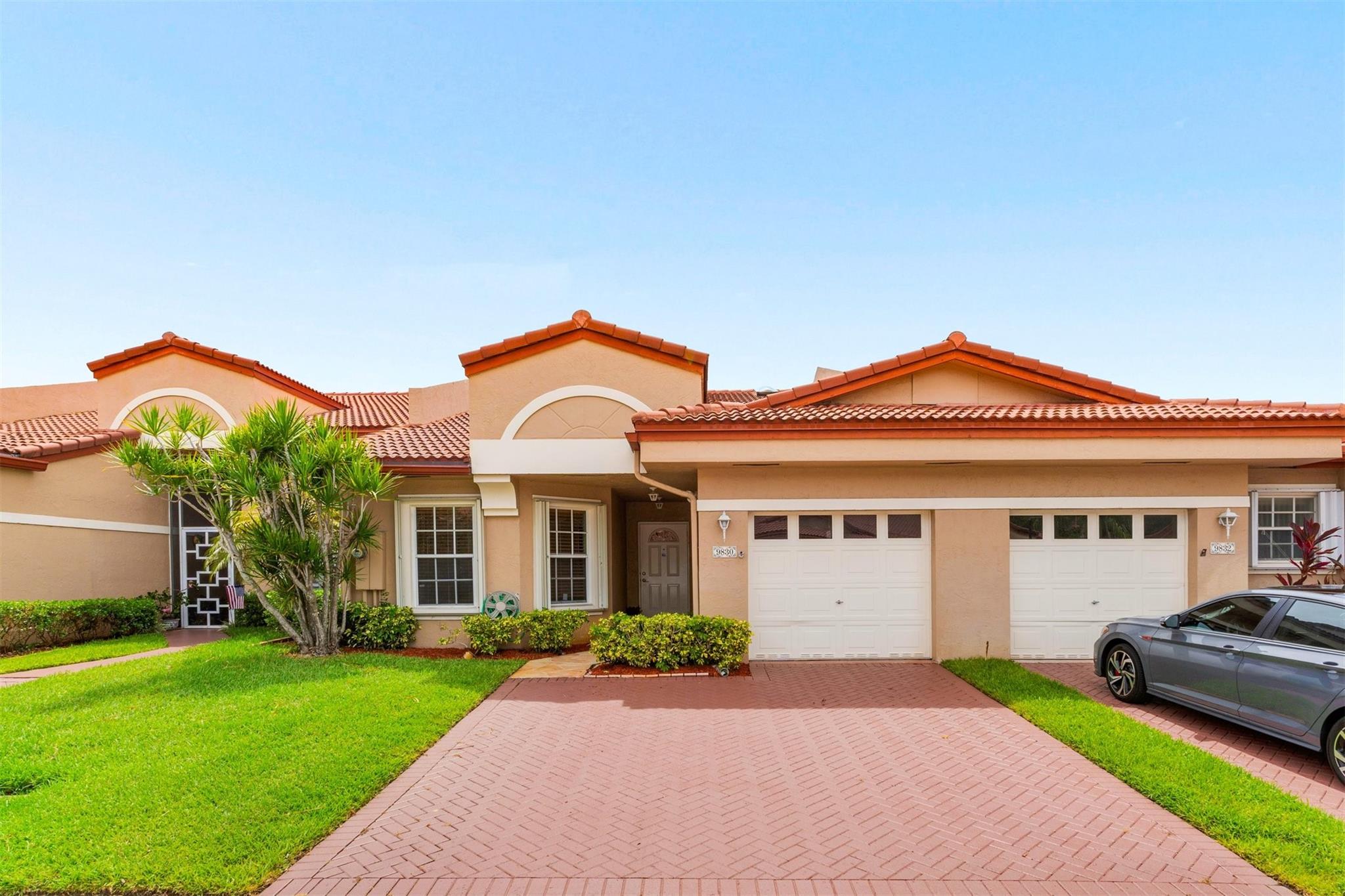 Discover this beautifully maintained VILLA in the highly coveted Malvern community of King's Point! This 2 bdr, 2 ba residence offers an additional den, one car garage & ample storage. Spacious living-dining areas are ideal for entertaining guests & relaxing w/ family. The den provides opportunity for a 3rd bdr, home office, or gym, to suit your lifestyle. Skylights provide natural light creating a bright environment! Open kitchen features granite countertops, wood cabinetry & a newer ss refrigerator. Step outside onto your screened enclosure & enjoy the surrene surroundings! Stroll to Malvern's satellite pool or head over to the main clubhouse where the amenities are top notch! Gated community w courtesy busses. Welcome home to this robust 55+ community and enjoy your new lifestyle today!