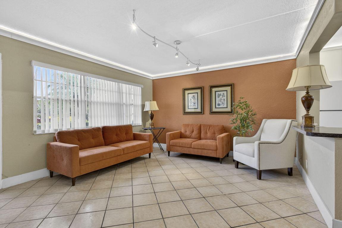 SOUTHAMPTON CONDO - Residential