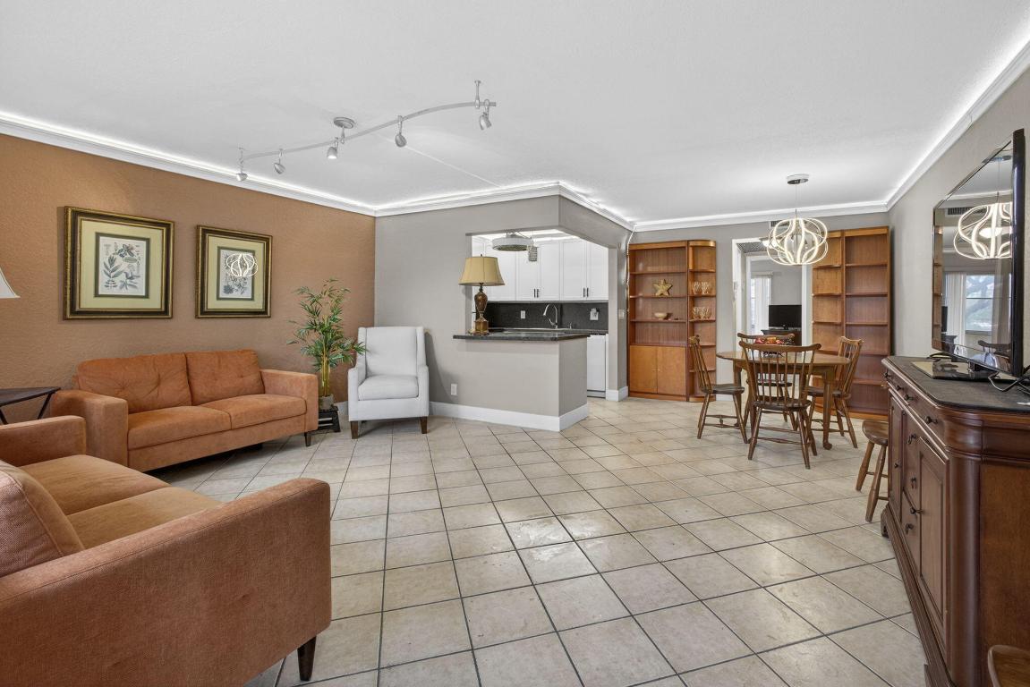 SOUTHAMPTON CONDO - Residential