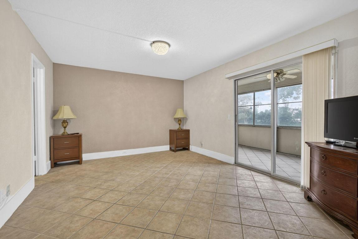 SOUTHAMPTON CONDO - Residential