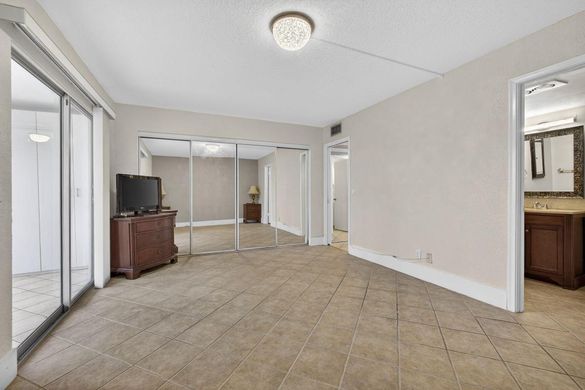 SOUTHAMPTON CONDO - Residential