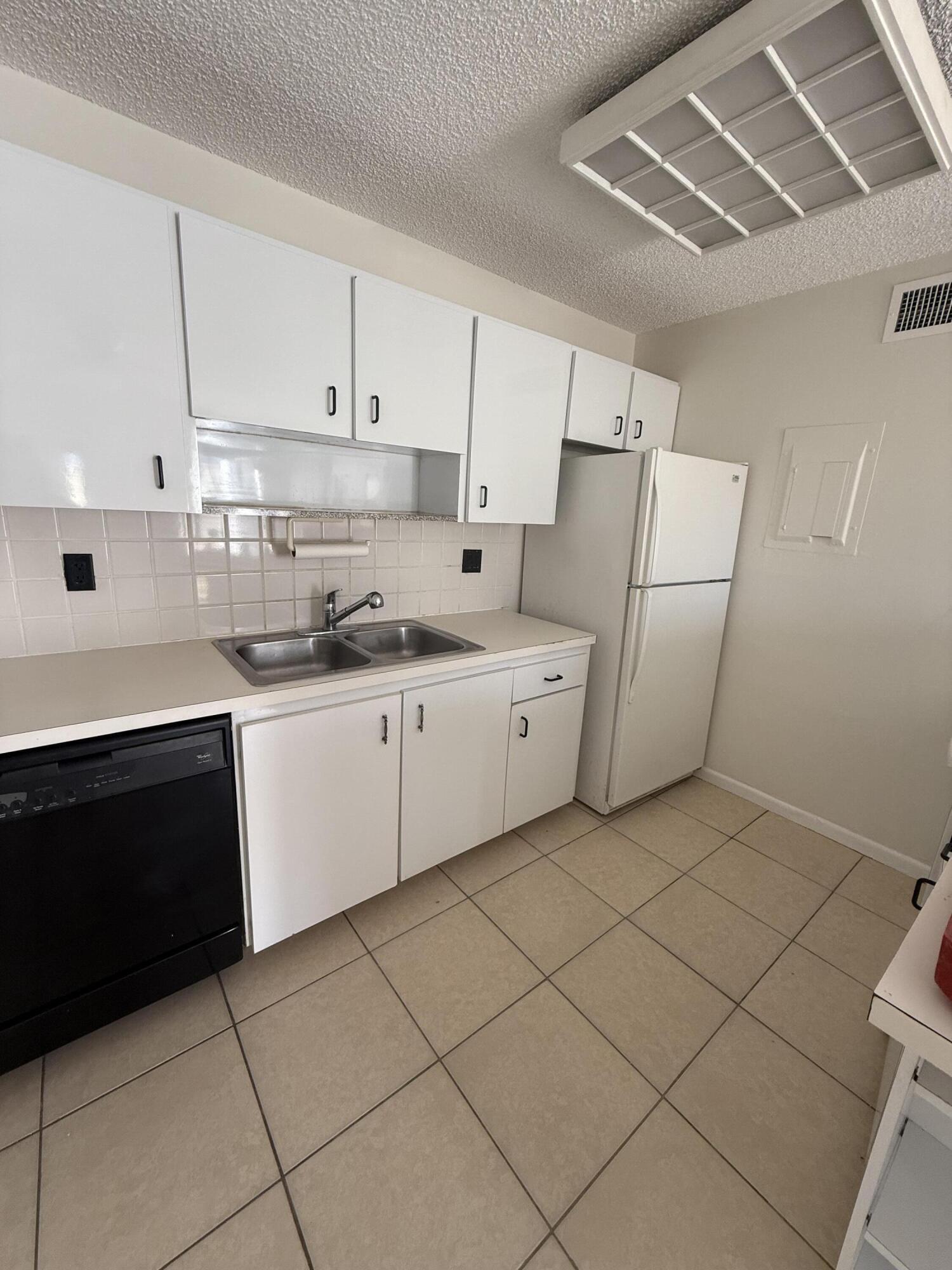 633 Executive Center Drive L202