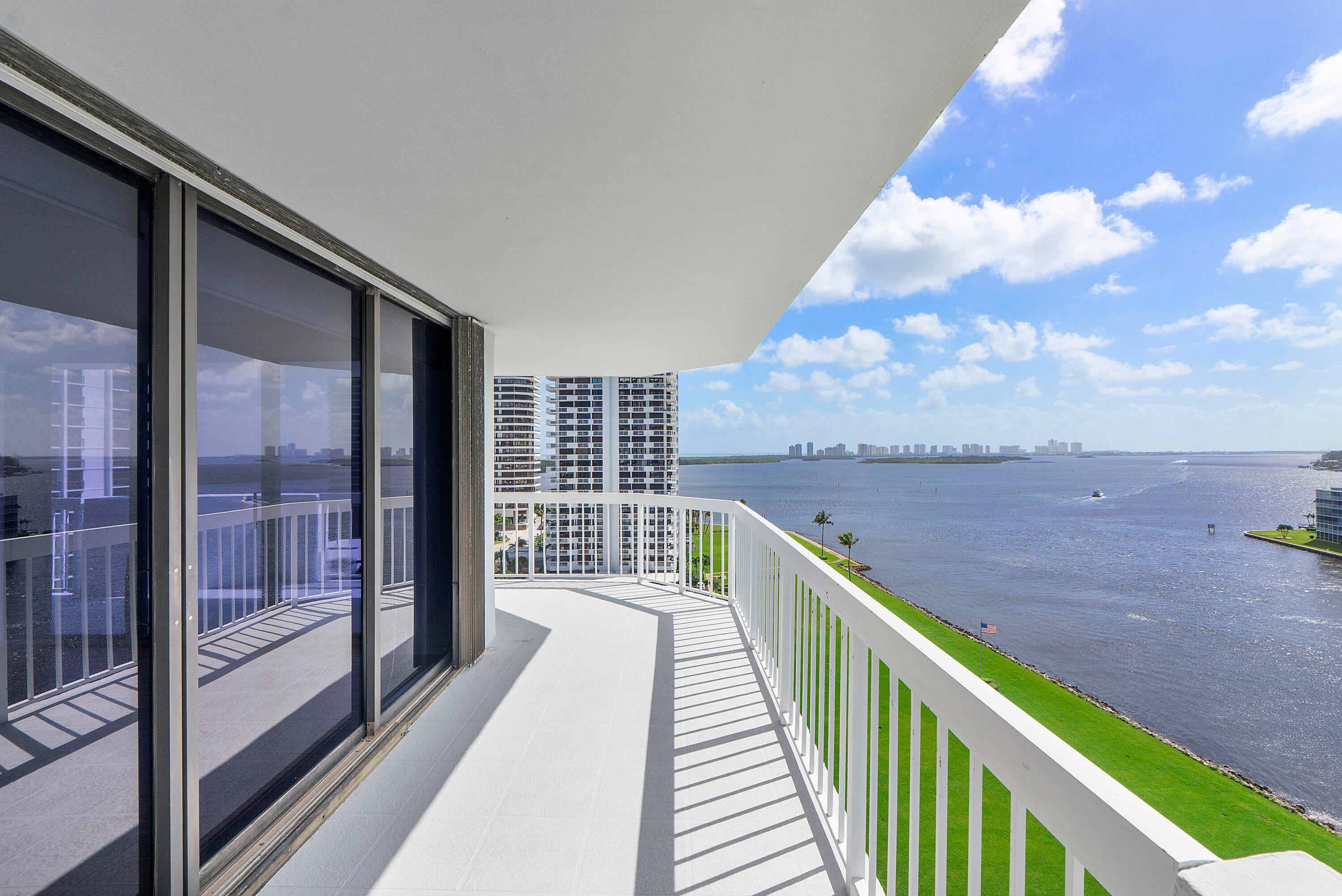 123 LAKESHORE Drive 1143