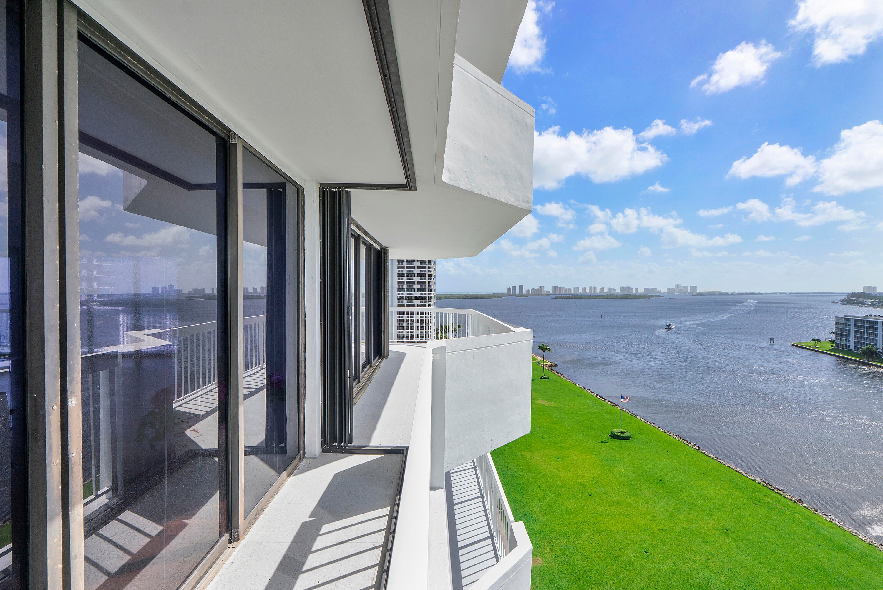 123 LAKESHORE Drive 1143