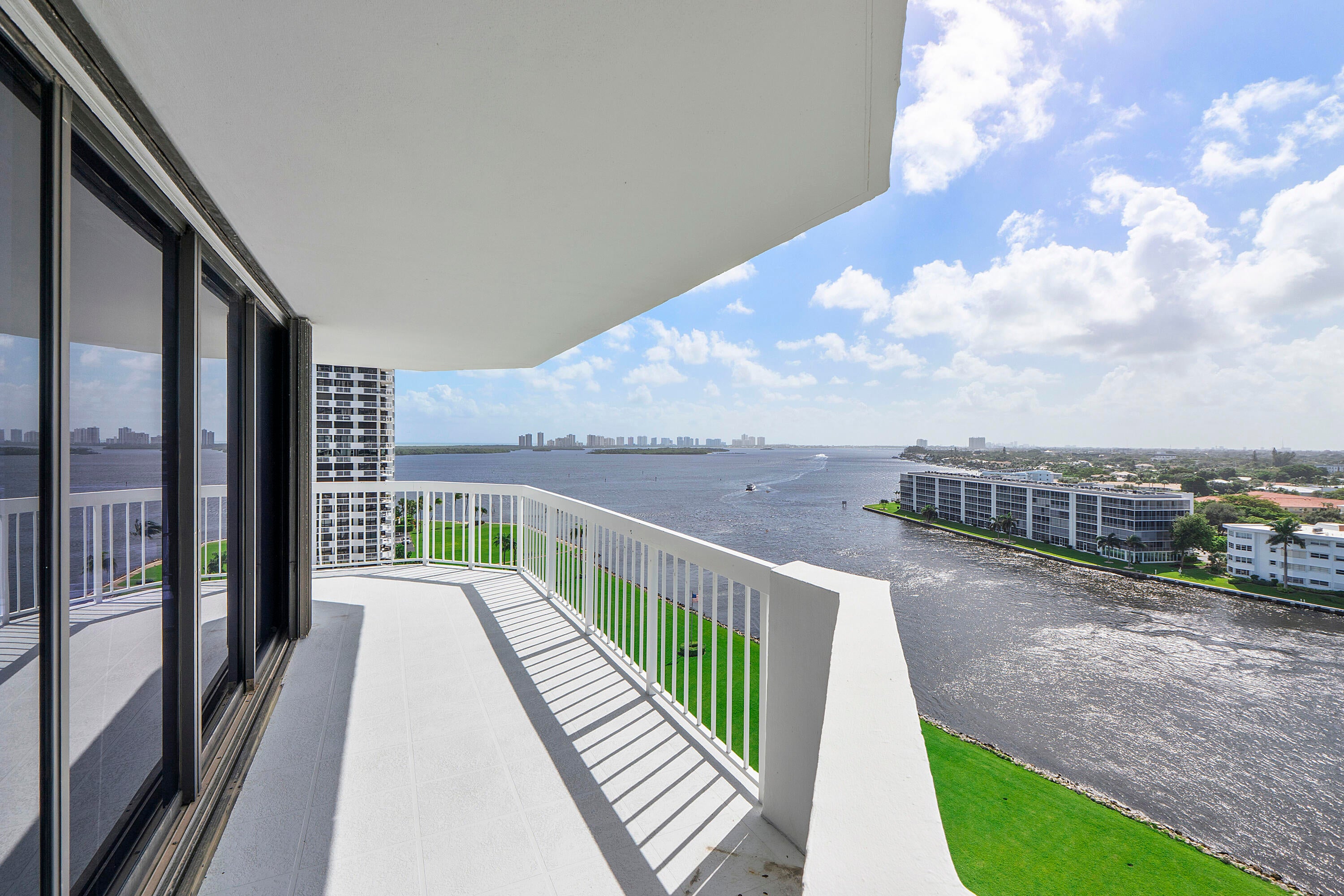 123 LAKESHORE Drive 1143