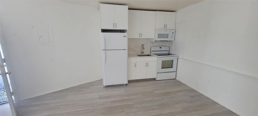 very nice large 1 bedroom 1 bathroom apaertment with new wood floor large bedroom with a walk in closet. full bathroom with a tub Great central location water are included ready to movie in