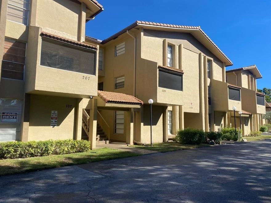 SPACIOUS 2/2 UNIT WITH AN UPDATED KITCHEN, GRANITE COUNTER TOPS, STAINLESS STEEL APPLIANCES UPDATED BATHROOMS, NICE LIVING AREA, DINING AND KITCHEN AREA. LOCATED CLOSE TO THE CORAL SPRINGS SPORTS COMPLEX, A+ SCHOOLS, PARKS, AND NUMEROUS RESTAURANTS