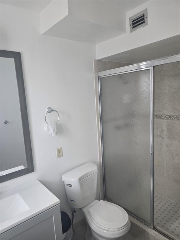 Beautiful spacious 2/2 well maintain 55+ community features security with on site guard 24/7 pool and more. Close to restaurants ,shopping center and all transportations