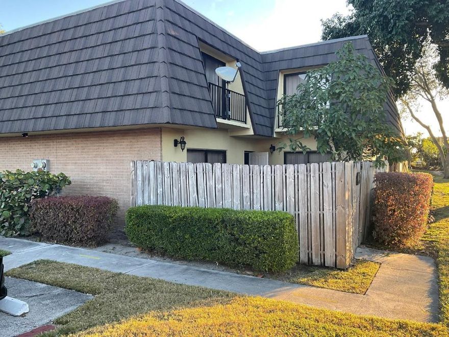 BEAUTIFUL 2-BEDROOM, 1.5-BATHROOM TOWNHOUSE LOCATED IN ONE OF THE MOST DESIRABLE AREAS OF WEST PALM BEACH. TILE FLOORING THROUGHOUT WITH AN UPDATED KITCHEN AND MODERN APPLIANCES. NEW A/C INSTALLED IN 2025. CONVENIENTLY LOCATED WITH EASY ACCESS TO PBIA, MAJOR HIGHWAYS, SHOPPING, AND PUBLIC TRANSPORTATION. FULL-SIZE WASHER AND DRYER INCLUDED. ENJOY A PRIVATE PATIO WITH FENCING, PERFECT FOR RELAXATION OR ENTERTAINING. DON'T MISS OUT ON THIS UNIQUE OPPORTUNITY!