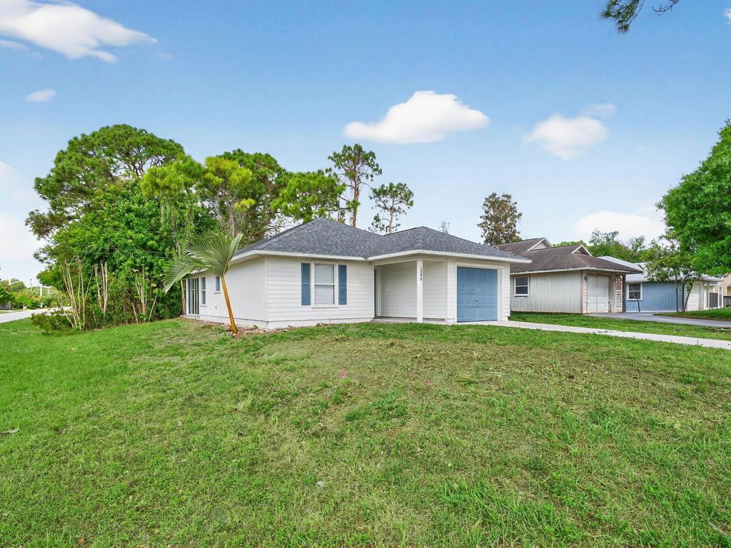 Photo of 1395 25th Ave Avenue SW, Vero Beach, FL 32962 (MLS # B26010993)